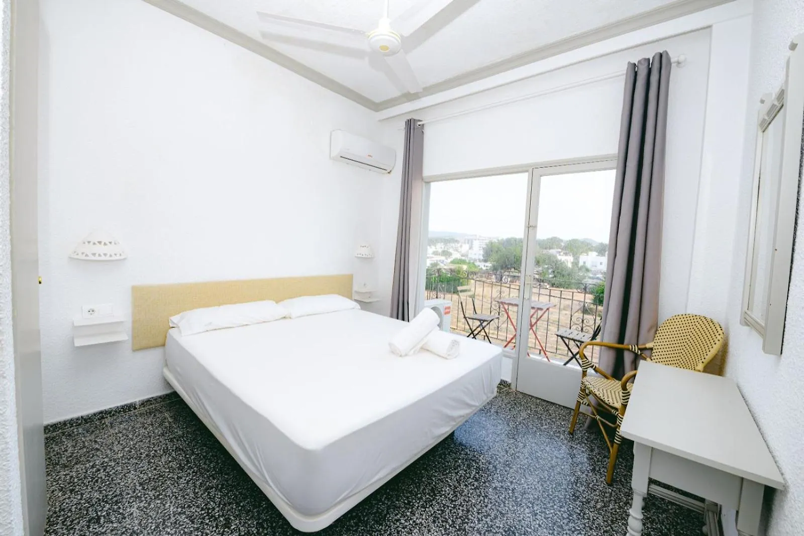 Hostal Flamingo By Nest Cala Llena İspanya