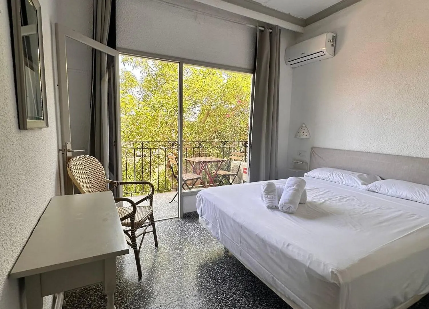Hostal Flamingo By Nest Cala Llena Hostel