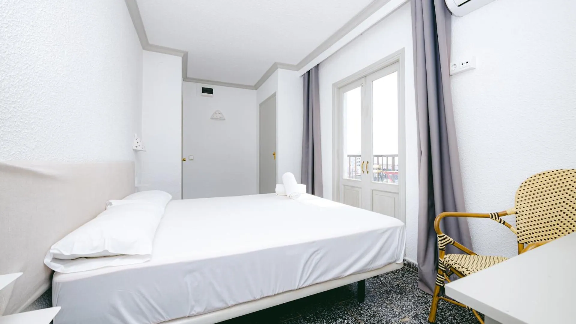 Hostel Hostal Flamingo By Nest Cala Llena