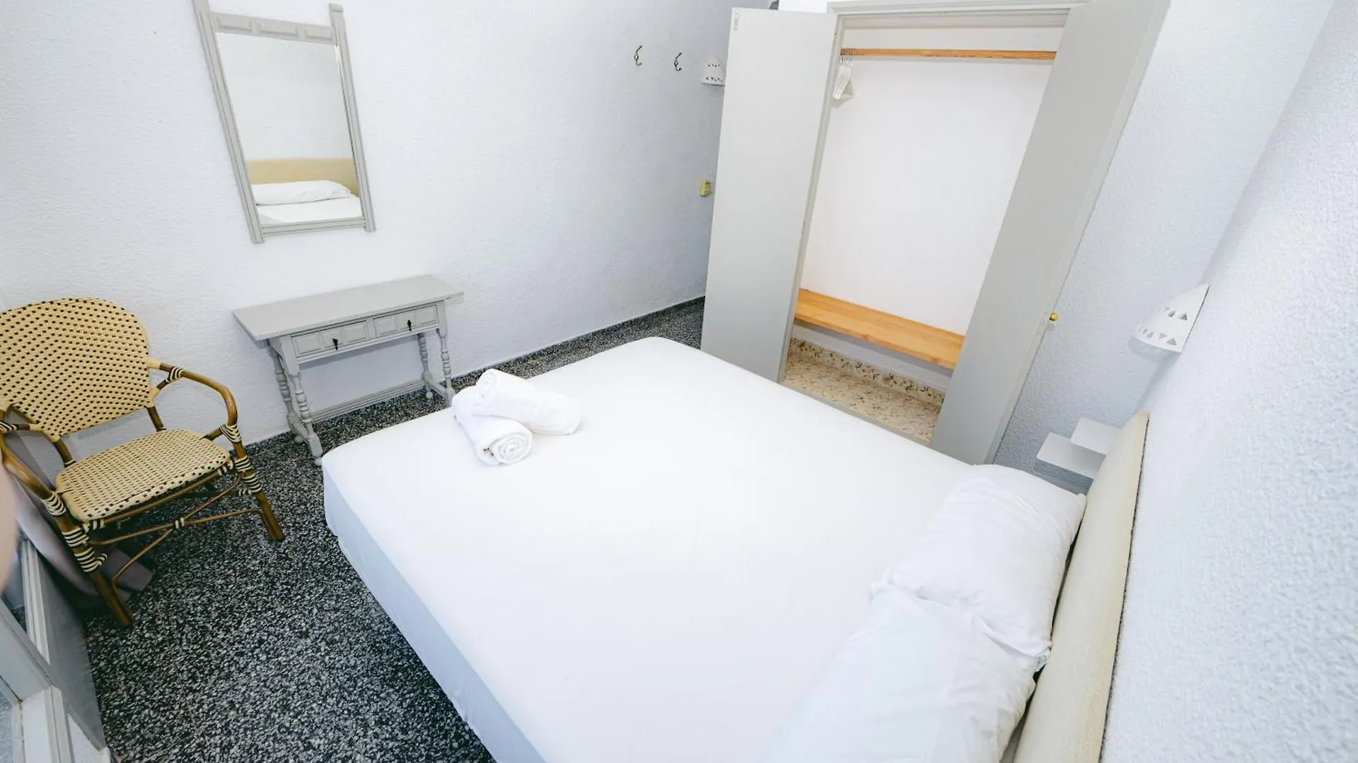 Hostal Flamingo By Nest Cala Llena